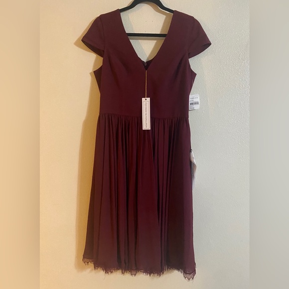 Dress The Population - Wome’s Corey Cap Sleeve Crepe Midi Dress - Col: Burgundy - Picture 5 of 6